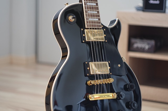 Schöne schwarze gitarre coverbands