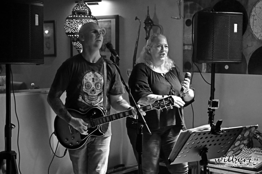 Profi Rockmusiker spielen auf Privatparty in 2021.