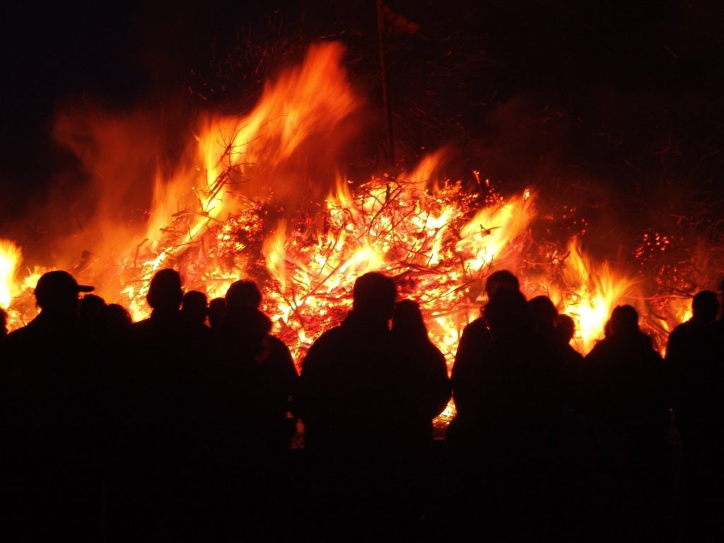 Ostersonntag Osterfeuer